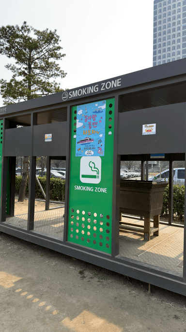 Smoking area at Yeouido Hangang Park Smoking Booth - photo 1