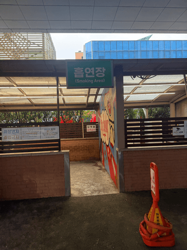 Smoking area at Trafalgar Palace Smoking Area - photo 1